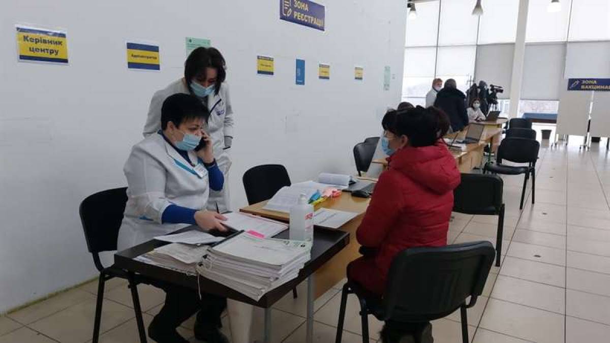 Запорожские медики рассказали, кому рекомендуют бустерную дозу вакцины против COVID-19