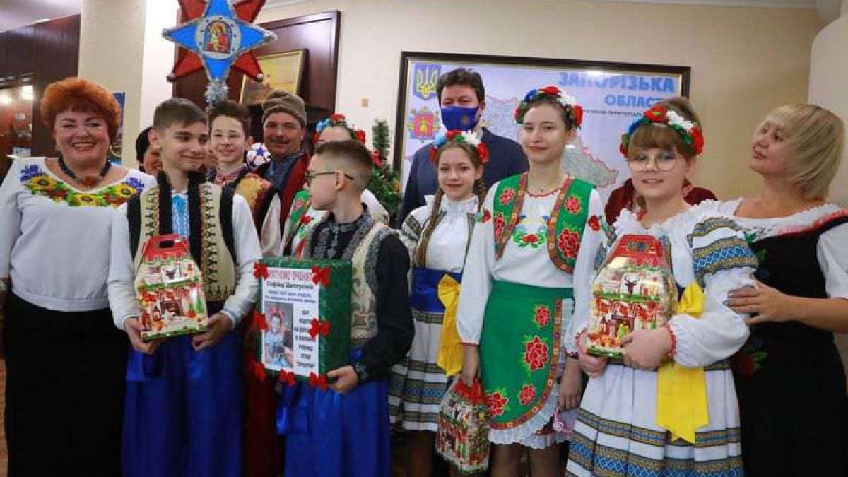 В обласній державній адміністрації дітлахи привітали всіх із зимовими святами