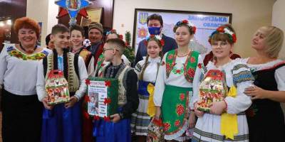 В обласній державній адміністрації дітлахи привітали всіх із зимовими святами
