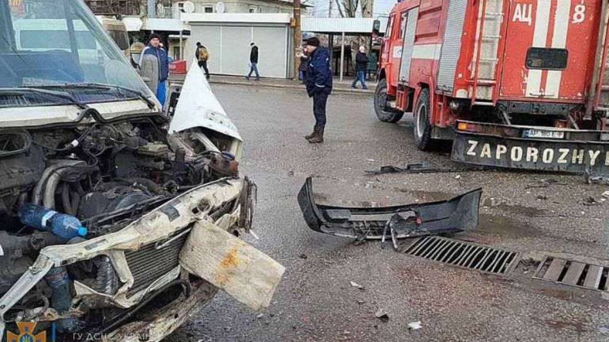 У Запоріжжі маршрутка наскочила на пожежну машину