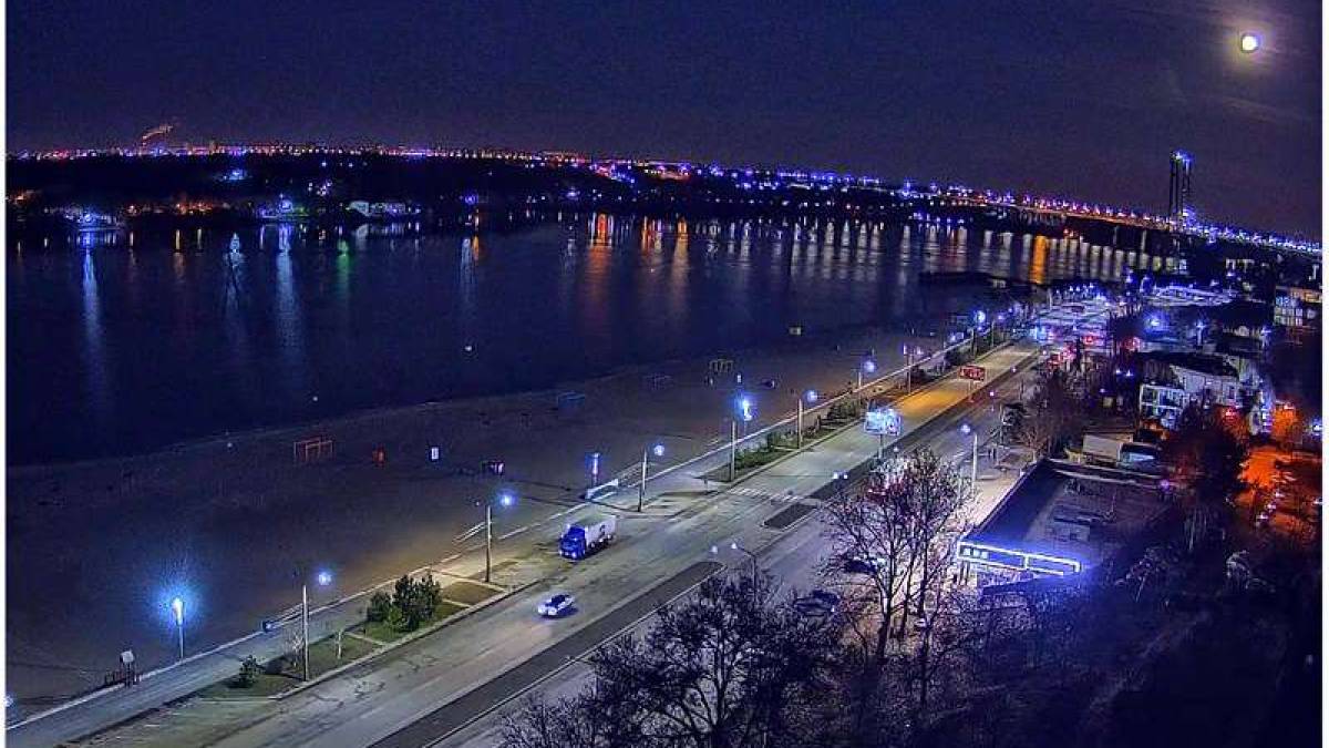 В Запорожье наступило фиолетовое утро при полной луне