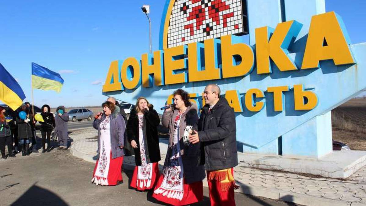 Бердянці живим ланцюгом з’єднали Запорізьку та Донецьку області (фото)
