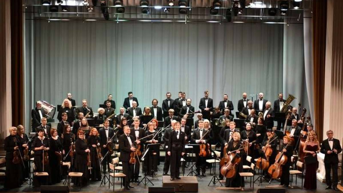 В Запорожье симфонический оркестр филармонии порадовал зрителей программой «Симфонічні сюрпризи»