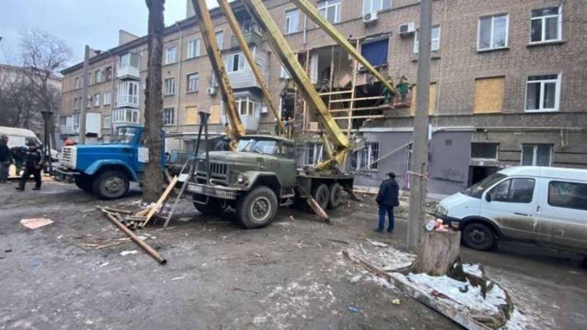В Запорожье продолжают ликвидировать последствия взрыва в многоэтажке