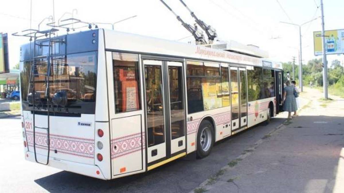 Електротранспорт перевозить пасажирів безкоштовно, автобуси працюють з обмеженням