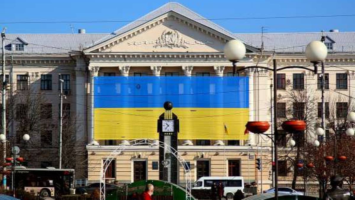 Здание запорожской мэрии украсил гигантский флаг Украины (фото, видео)