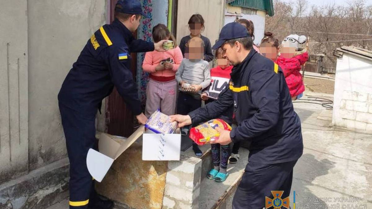 Запорізькі рятувальники доставили допомогу до Василівки