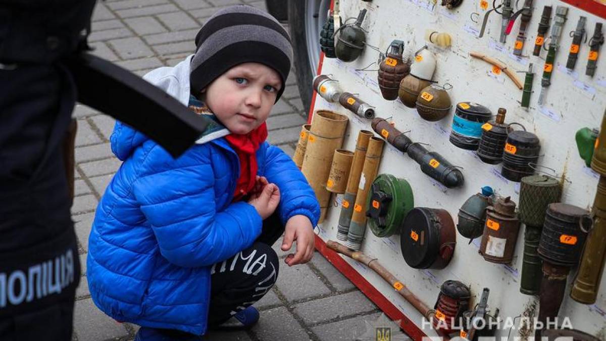 Запорізькі поліцейські нагадали городянам правила мінної безпеки