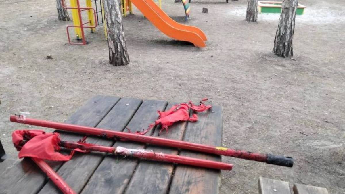 В Мелитополе неизвестные сожгли красное знамя, с которым бегал коллаборант