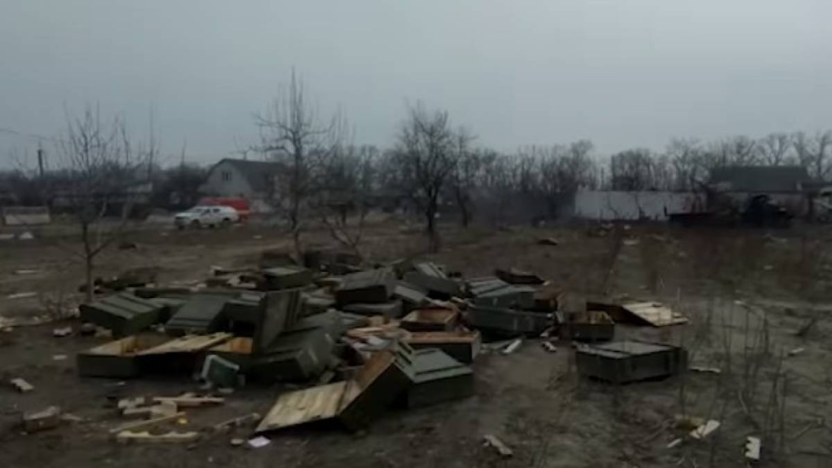 Щоб очистити Україну від мін, знадобляться роки. Бережіть себе!