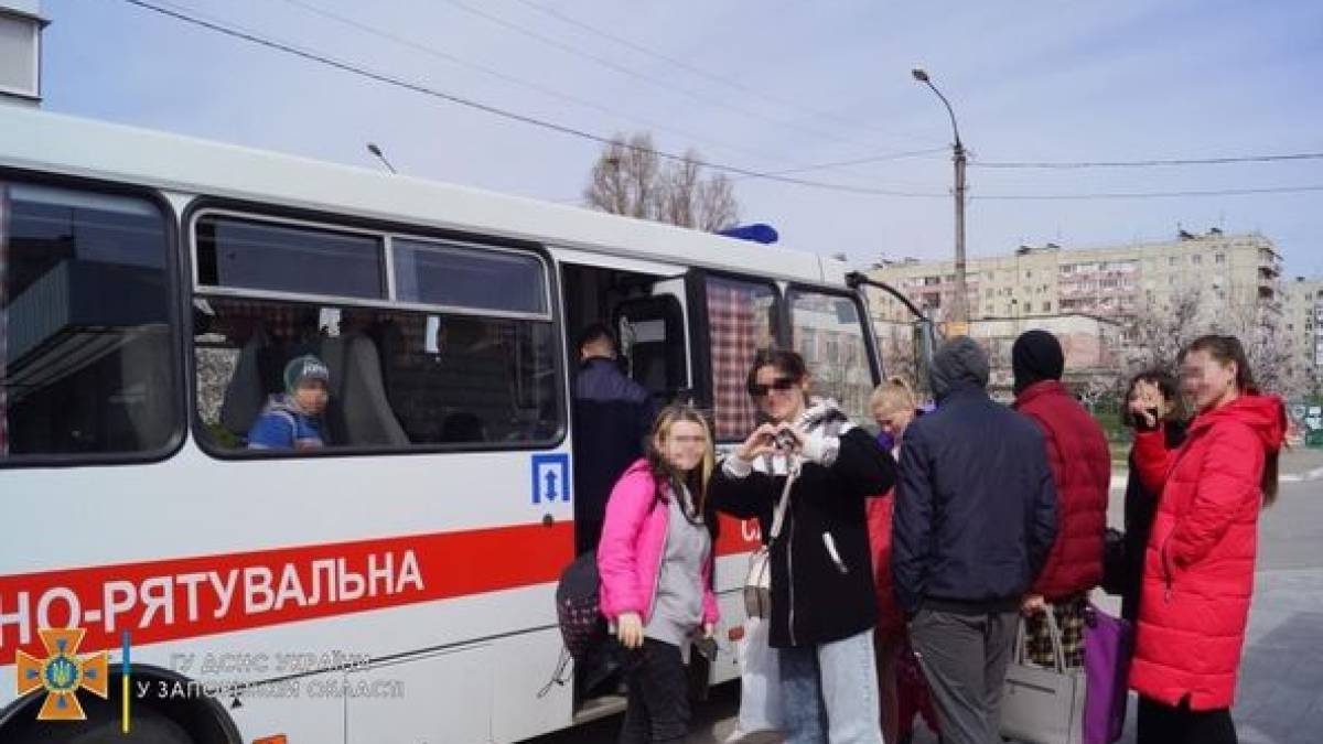 Запорізькі рятувальники допомогли евакуюватися надзвичайній родині