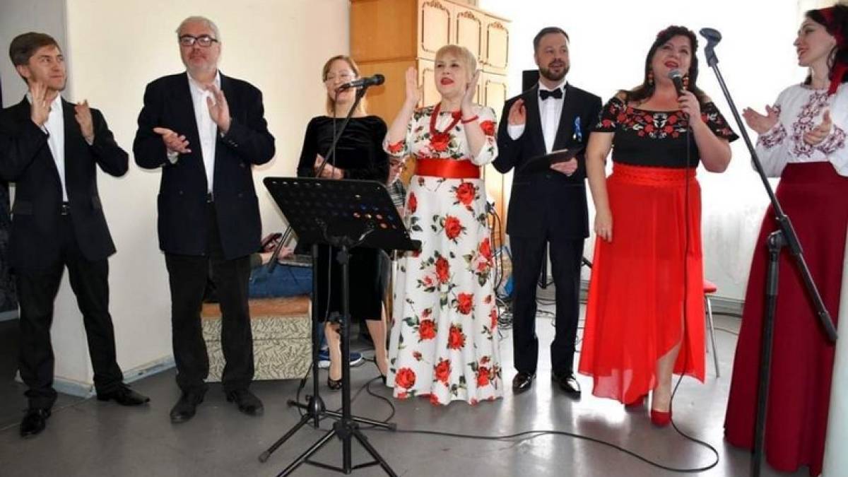 Артисти запорізької філармонії заспівали українських пісень з переселенцями з Маріуполя