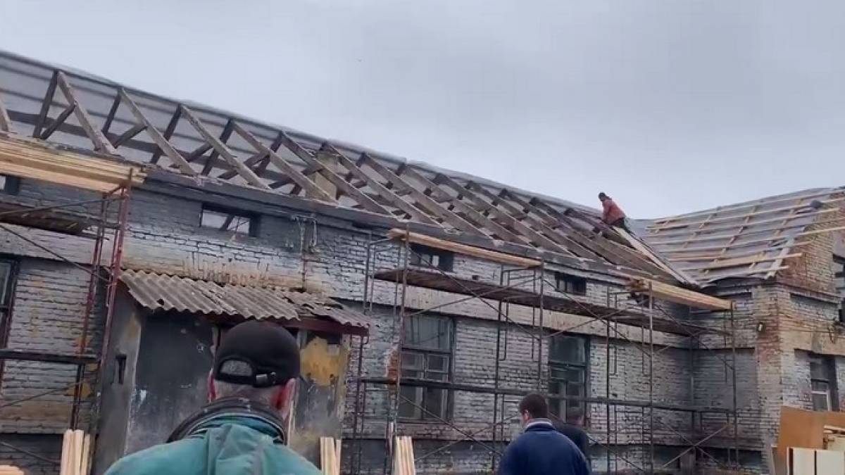 Волонтери запорізької “Паляниці” допомагають ремонтувати військовий шпиталь