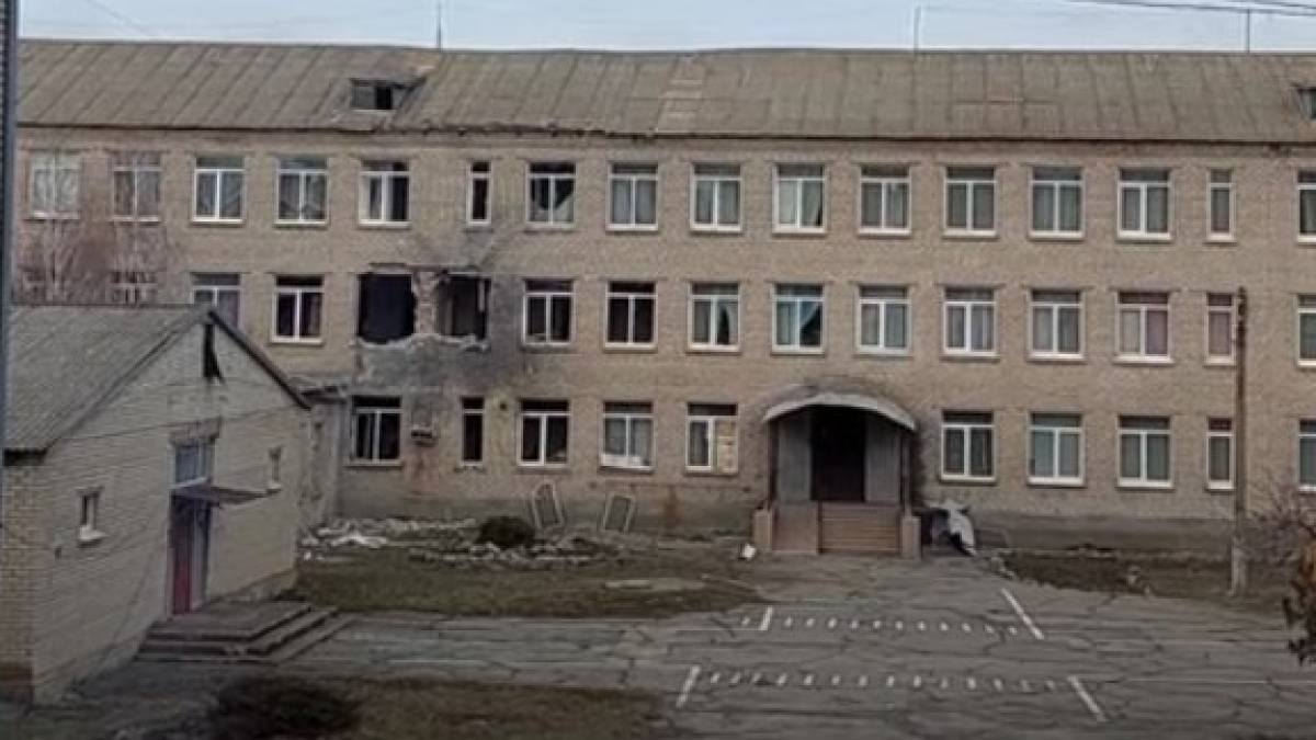 оккупанты снова обстреляли школу-интернат в селе Каменское: случился пожар 