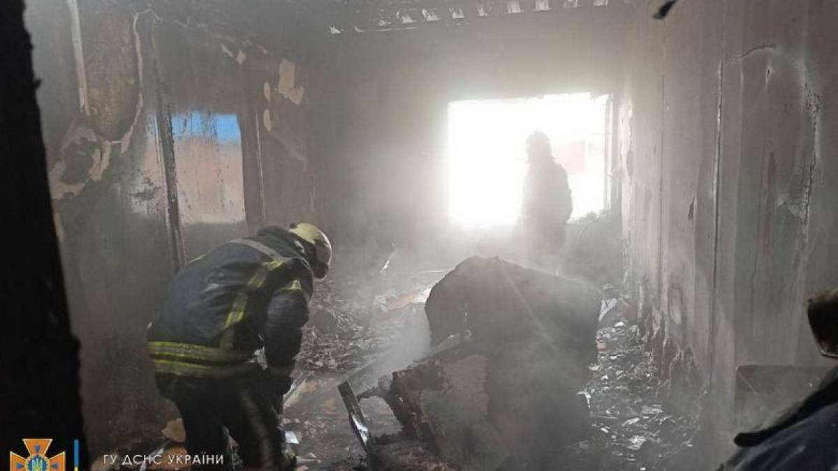 В Запорожской области от вражеского обстрела загорелся двухэтажный дом (фото)
