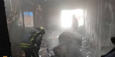 В Запорожской области от вражеского обстрела загорелся двухэтажный дом (фото)