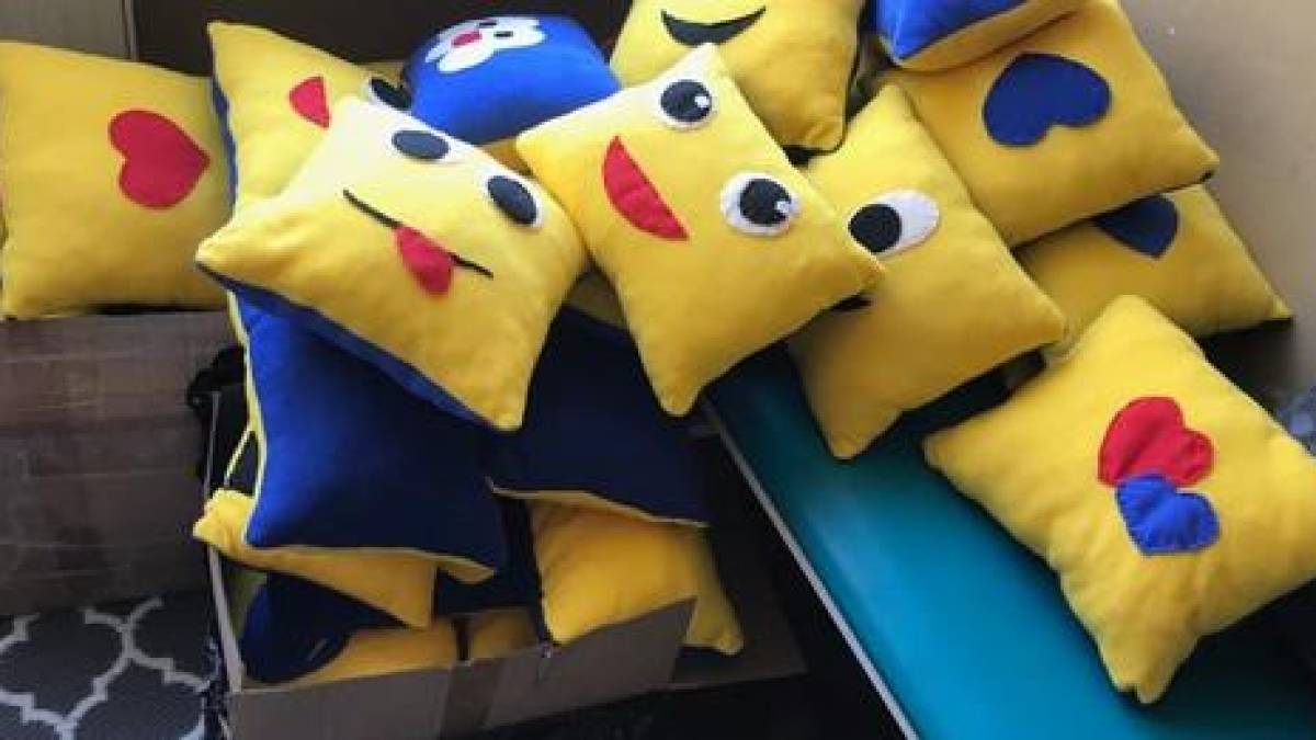 Молодь з міста-партнера Бердянська шила веселі подушки для дітей українських біженців