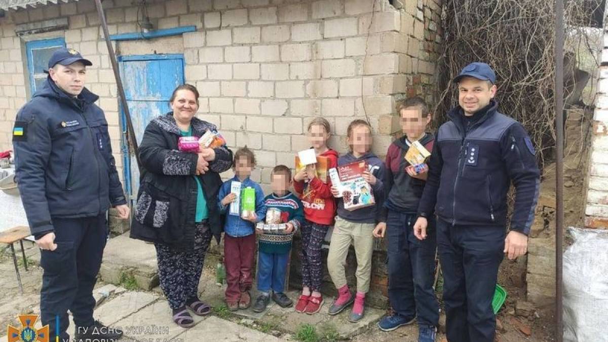 Запорожские спасатели передали гуманитарную помощь жителям Васильевки (фото)