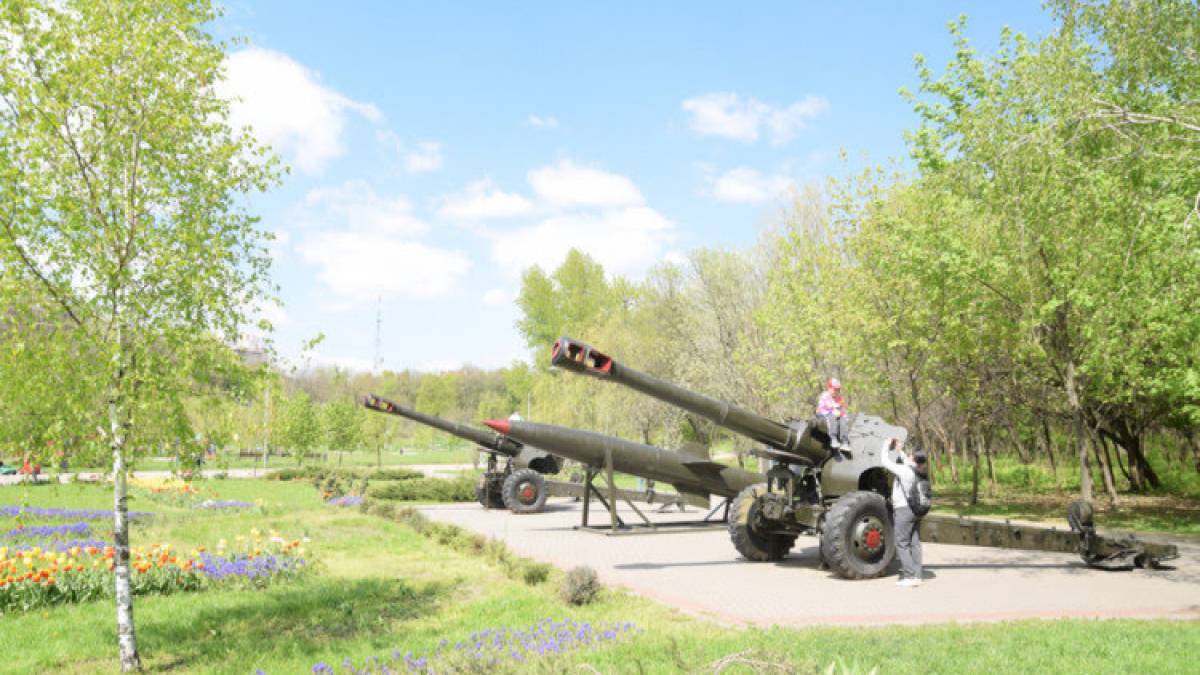 В запорожском парке демонтируют советскую военную технику