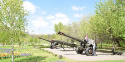 В запорожском парке демонтируют советскую военную технику