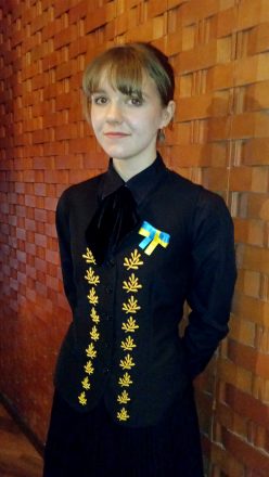 дівчина з жовто-блакитною стрічкою в театрі опери і балету