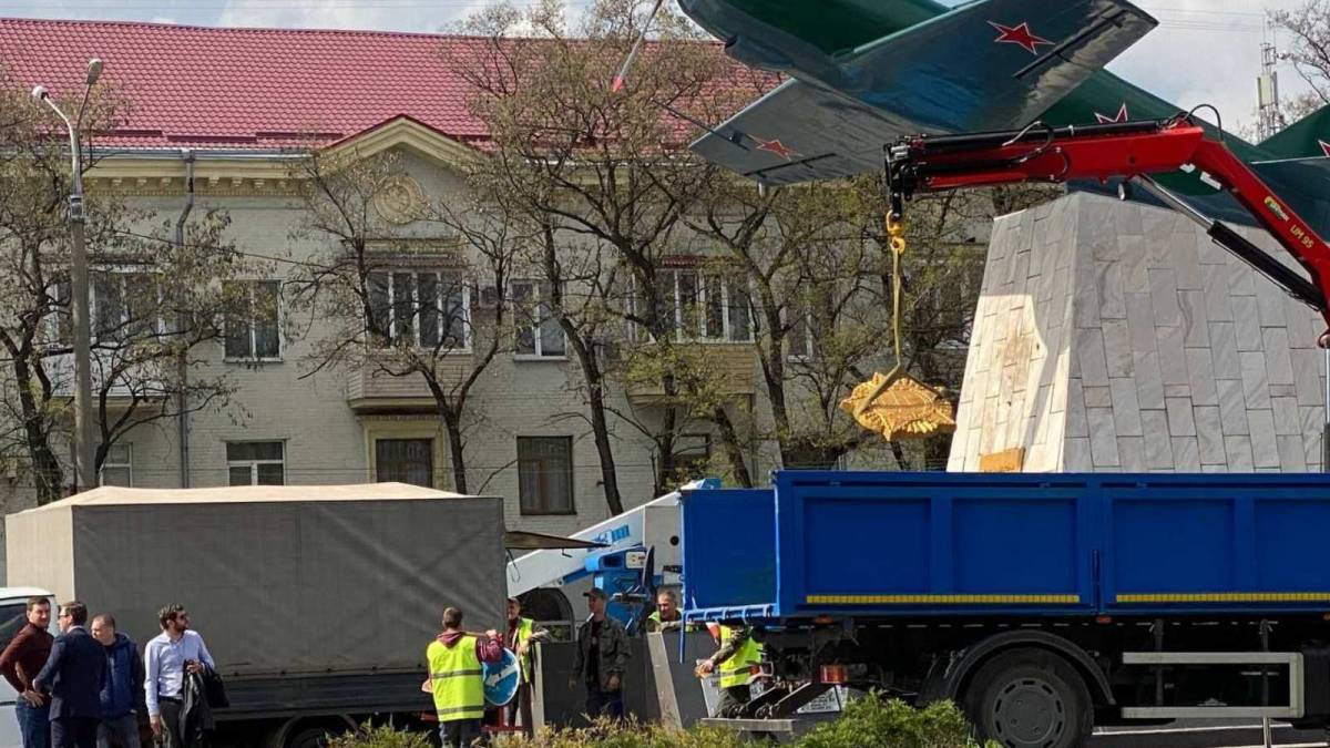 В Запорожье декоммунизировали военный памятник