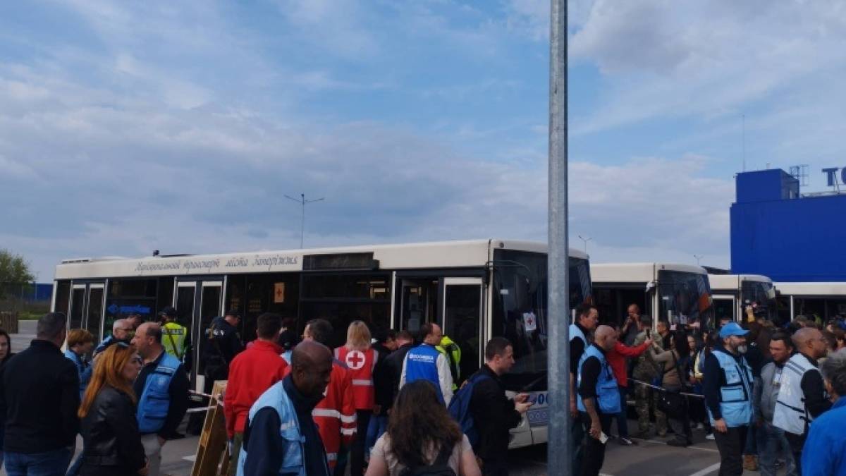 Колонна эвакуированных из “Азовстали” уже в Запорожье