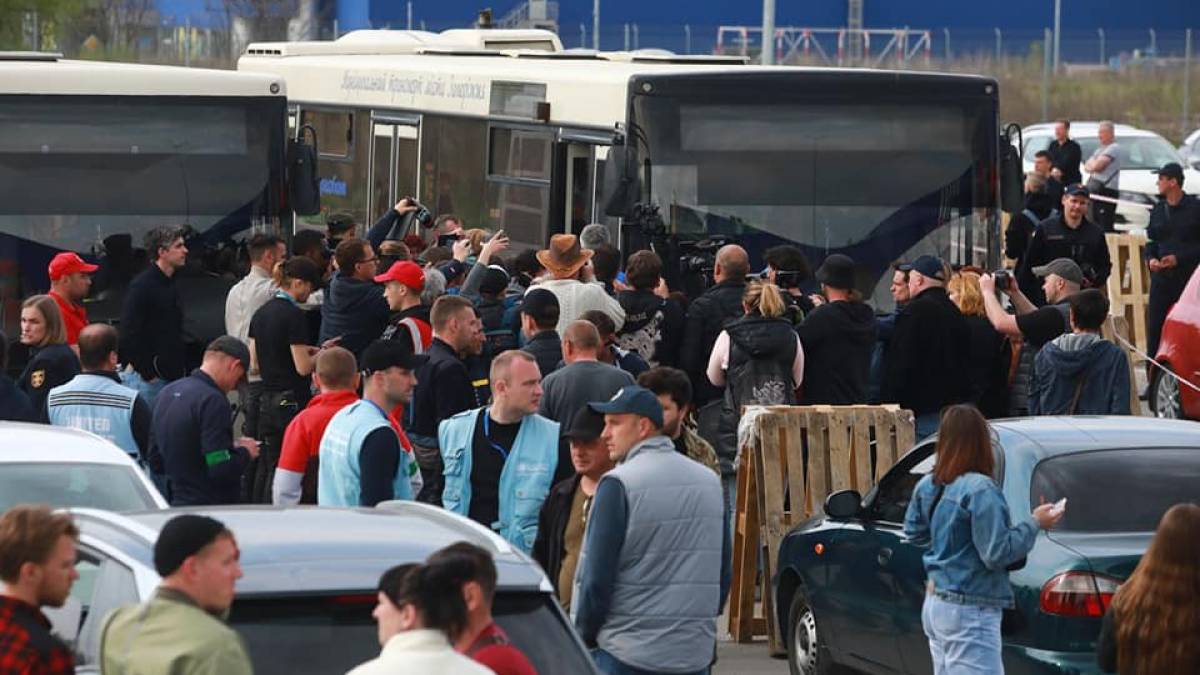 Запорізька обладміністрація продовжує сприяти евакуації жителів Маріуполя (фото)