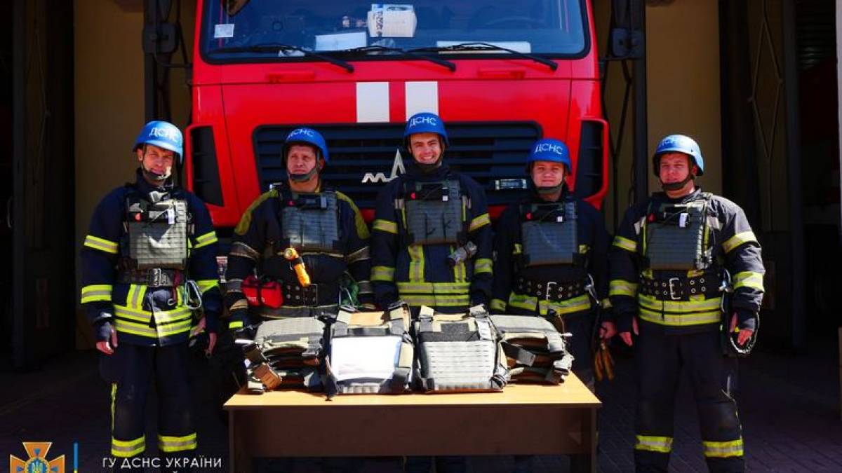 Запорізькі рятувальники отримали 25 бронежилетів від австрійської організації