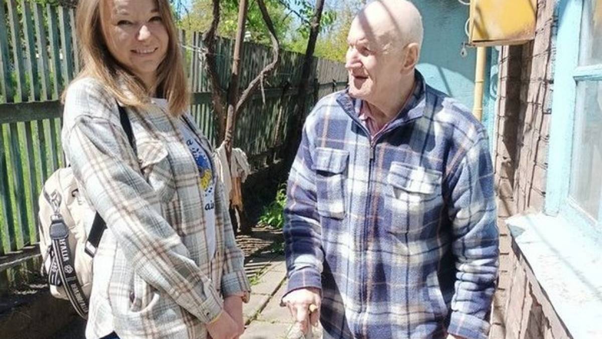 Службовці Запорізької обладміністрації  продовжують вітати ветеранів і їх родини зі святом