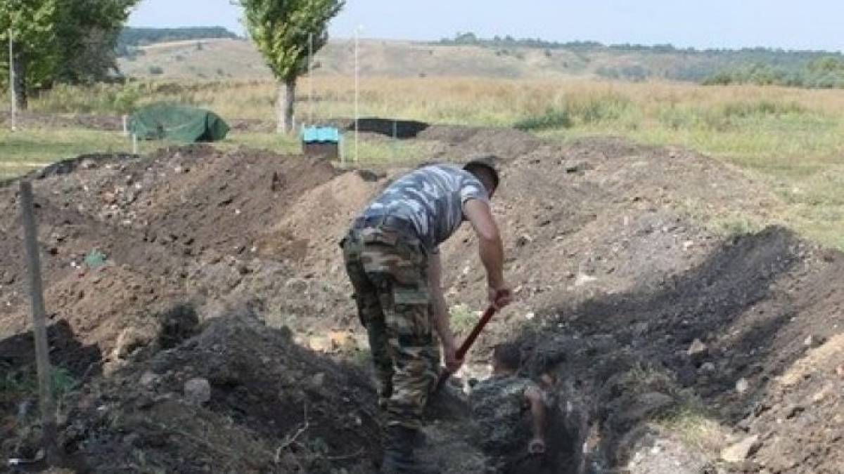 На Запорожье рашисты массово роют окопы