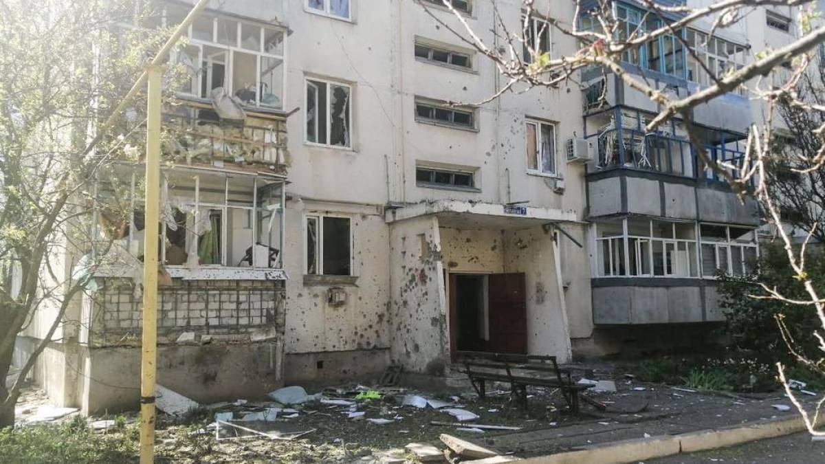 Внаслідок обстрілів пошкоджені багатоповерхові та приватні будинки жителів Гуляйполя (фото)