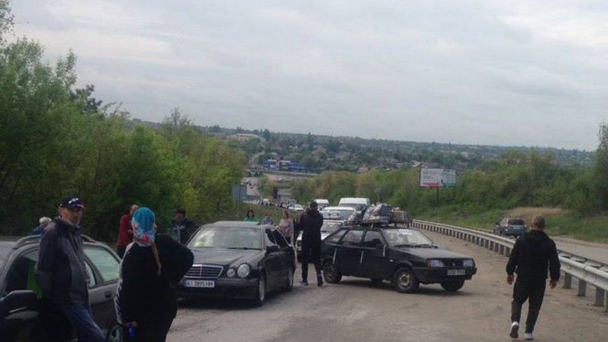 Огромную колонну автомобилей с мариупольцами наконец-то пропустили в Запорожье, – советник мэра Андрющенко