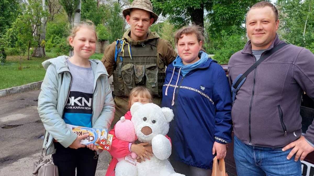 Український військовий зустрівся із дівчинкою, яку закрив собою під час обстрілів Оріхова