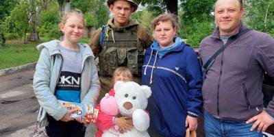 Український військовий зустрівся із дівчинкою, яку закрив собою під час обстрілів Оріхова