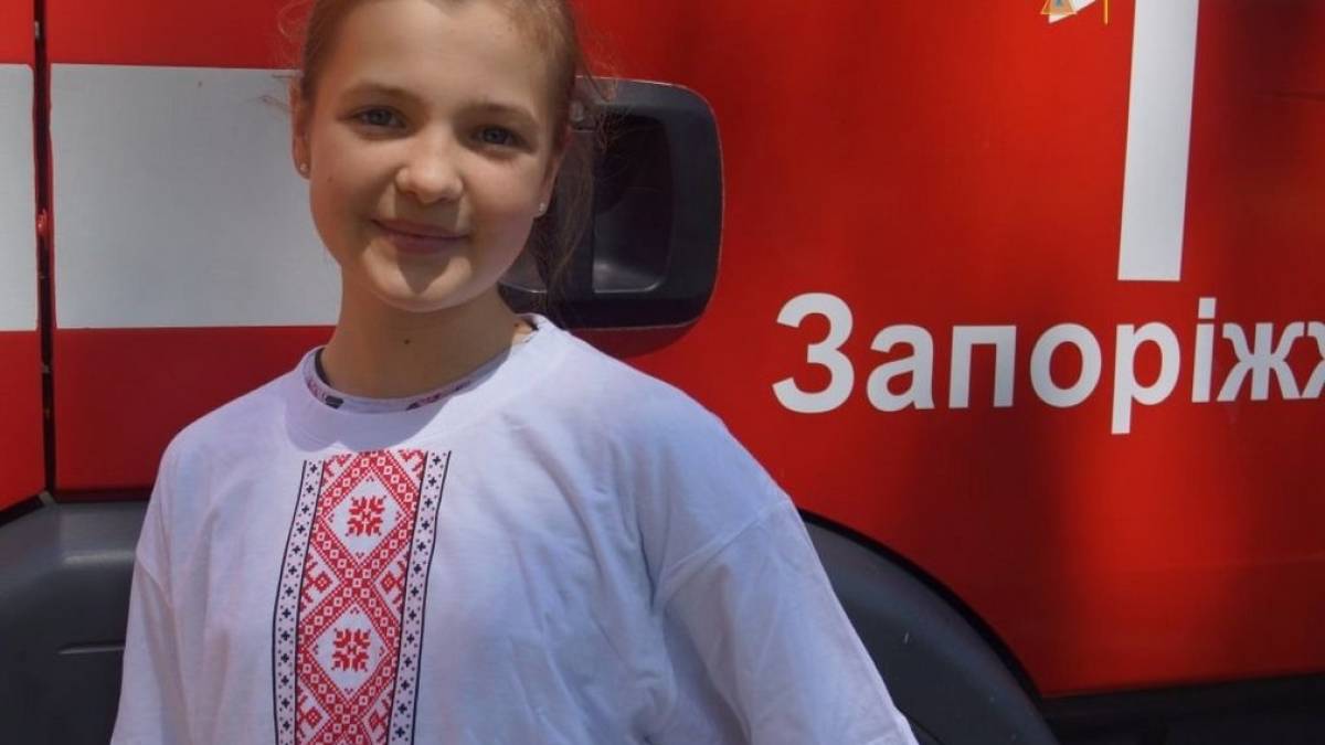 Запорізькі рятувальники спільно з дітьми-переселенцями створили мапу квітучої України