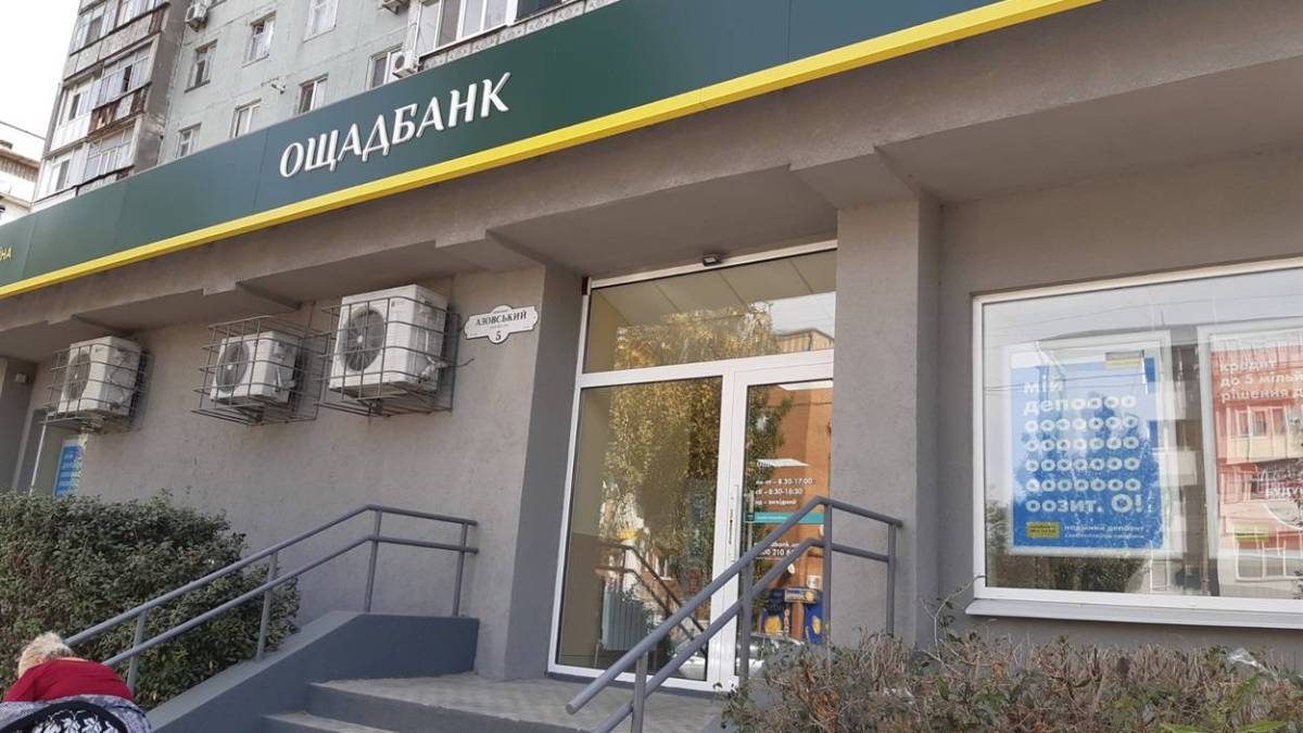 В Бердянске оккупанты “национализировали” главное отделение «Ощадбанка», лишив выплат тысячи бердянцев