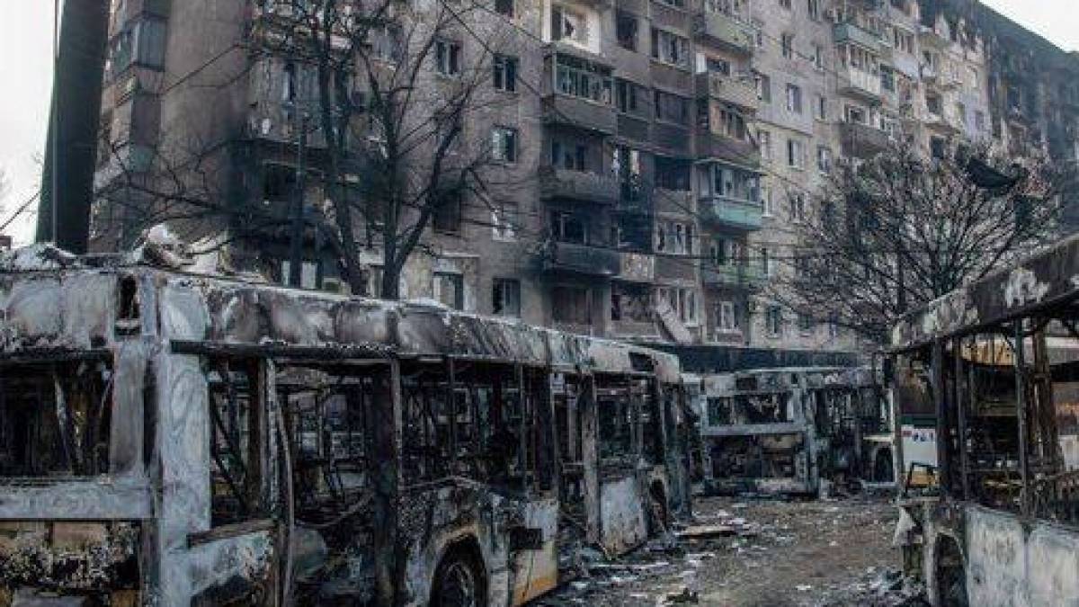 У знищеному Маріуполі окупанти розпочали «розмінування пляжів для підготовки до курортного сезону»
