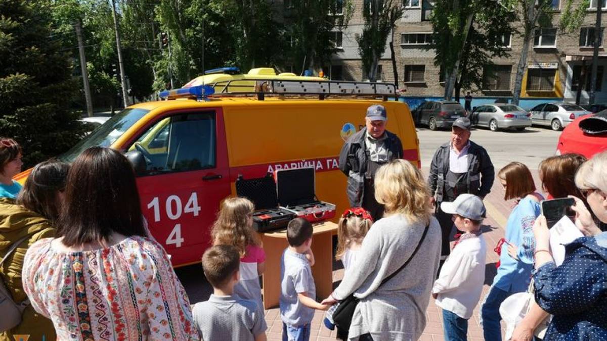 Запорізькі рятувальники провели свято для дітей переселенців