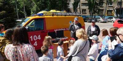 Запорізькі рятувальники провели свято для дітей переселенців