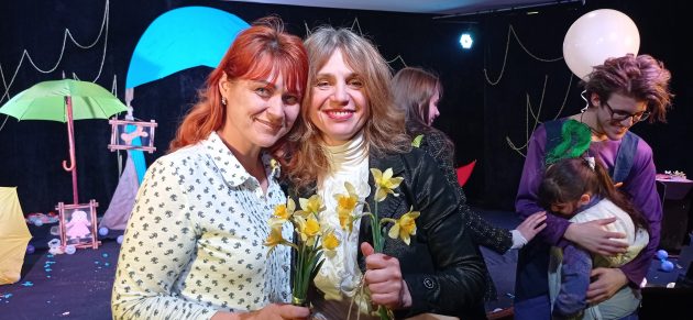 Із квітами від актора Дмитра Московцева - мама Максима та Світлана Ємець. Максим Кондратов – справа