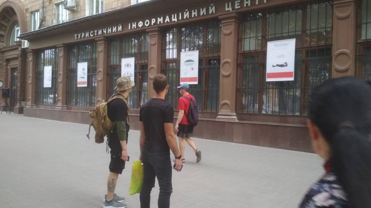 Чорно-червоним по білому. Опір запорізьких міст та містечок очима художниці