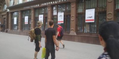 Чорно-червоним по білому. Опір запорізьких міст та містечок очима художниці