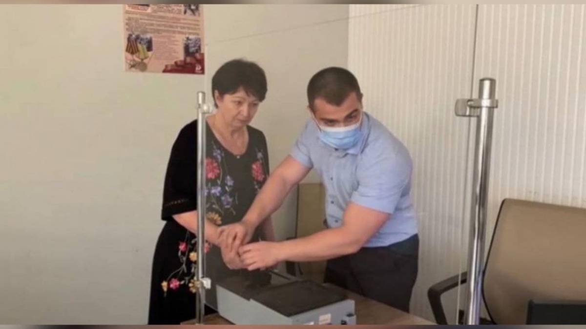 Стало известно, кто в Мелитополе организовывает выдачу паспортов страны-агрессора
