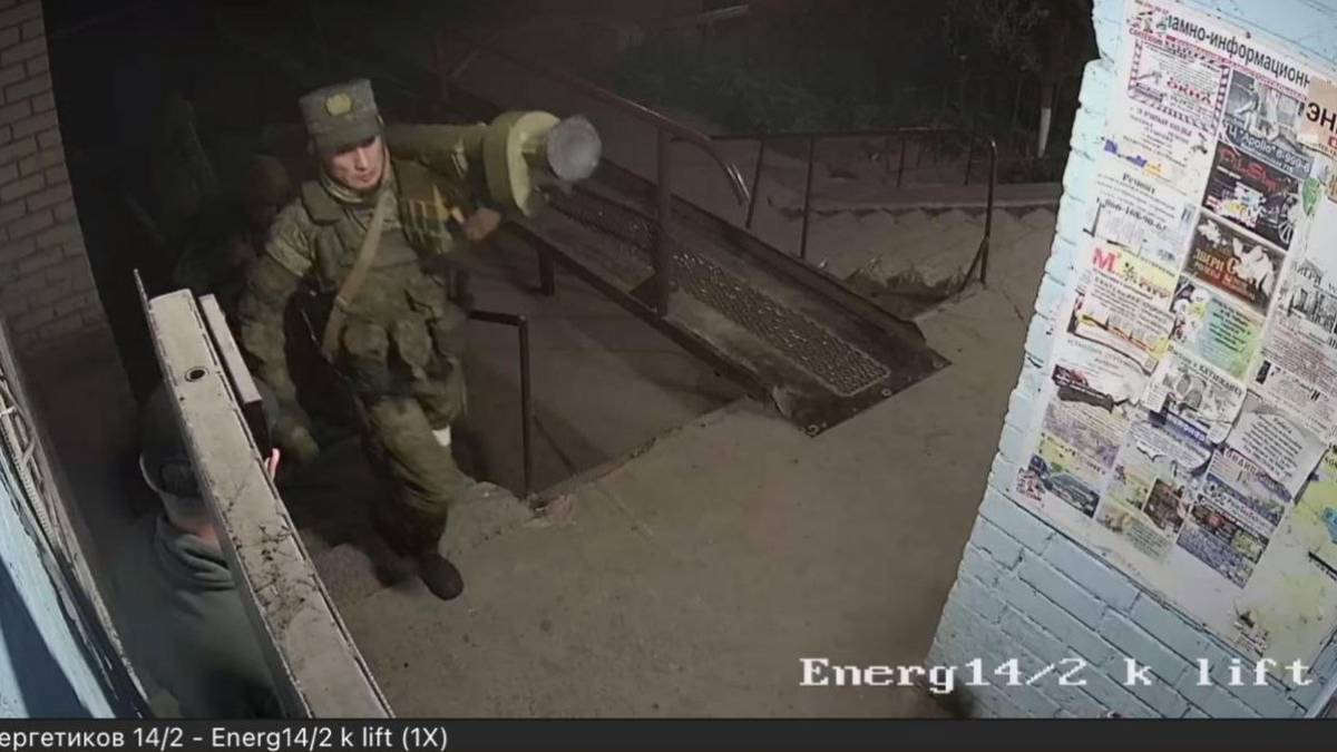 Окупанти в Енергодарі притягнули ручні ПЗРК на дах будівлі напроти БК «Сучасник» – готуються до “свята”