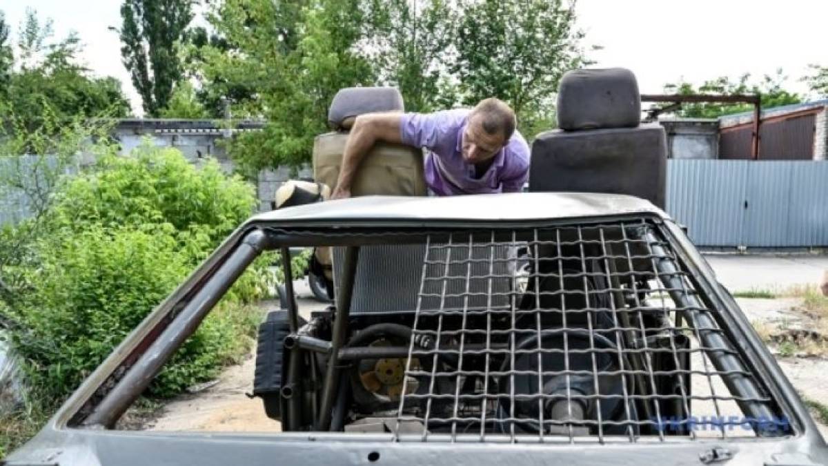 Запорожские умельцы превратили спортивный автомобиль в военный