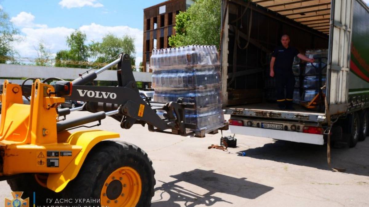Запорізькі рятувальники отримали допомогу від волонтерів – 20 тонн питної води
