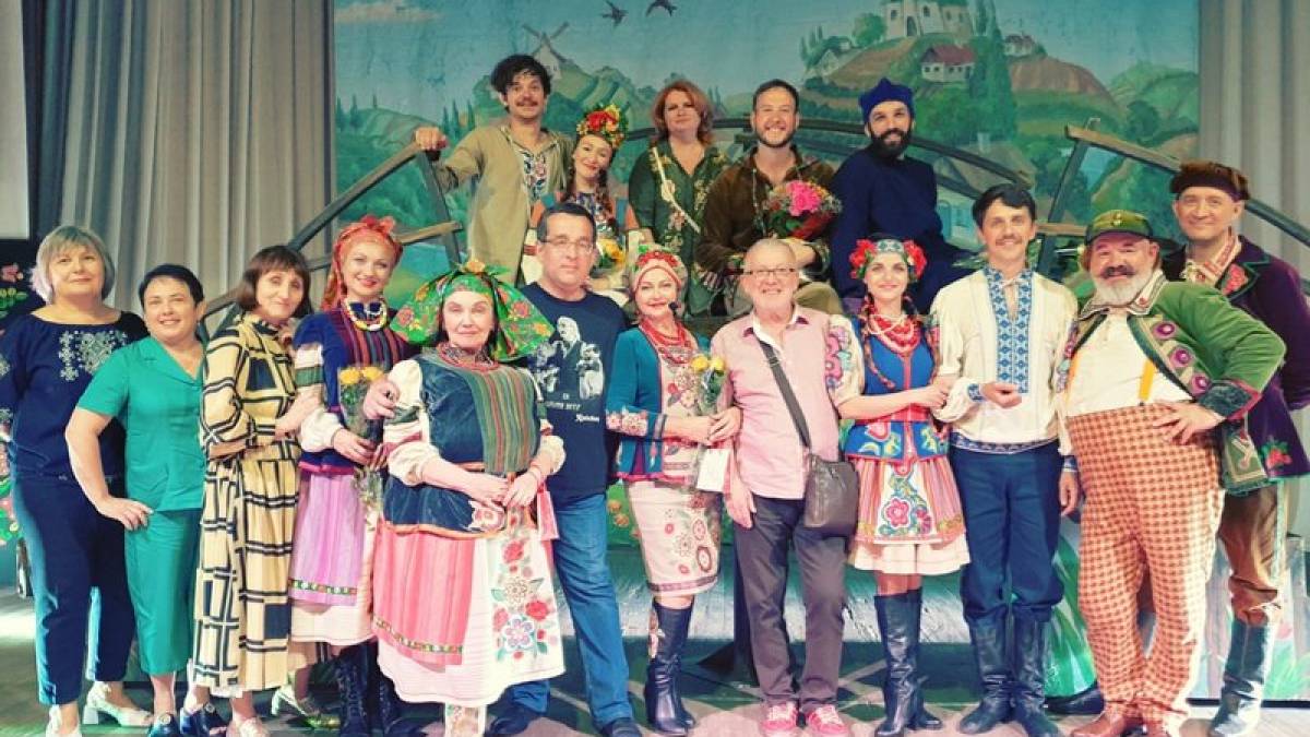 В Запорожье театр молодежи подготовил для вынужденных переселенцев музыкальную комедию