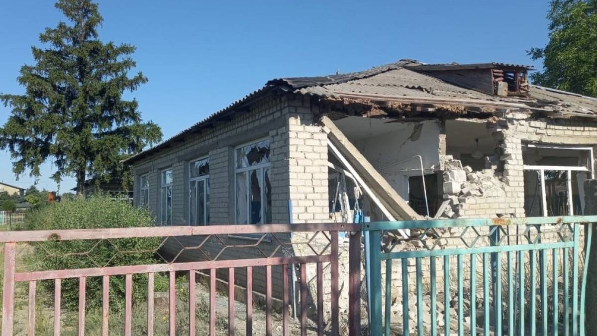 На Запорожье российские фашисты расстреляли ракетами сельскую школу