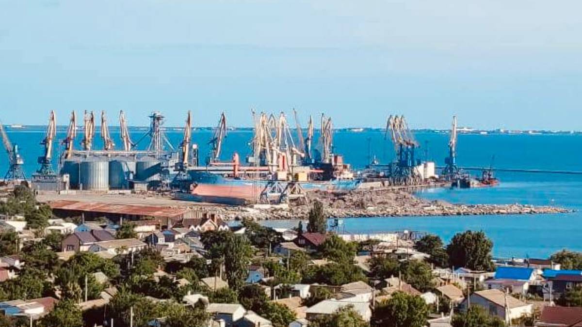 У тимчасово окупованому Бердянську загарбники готуються вивозити морем награбоване
